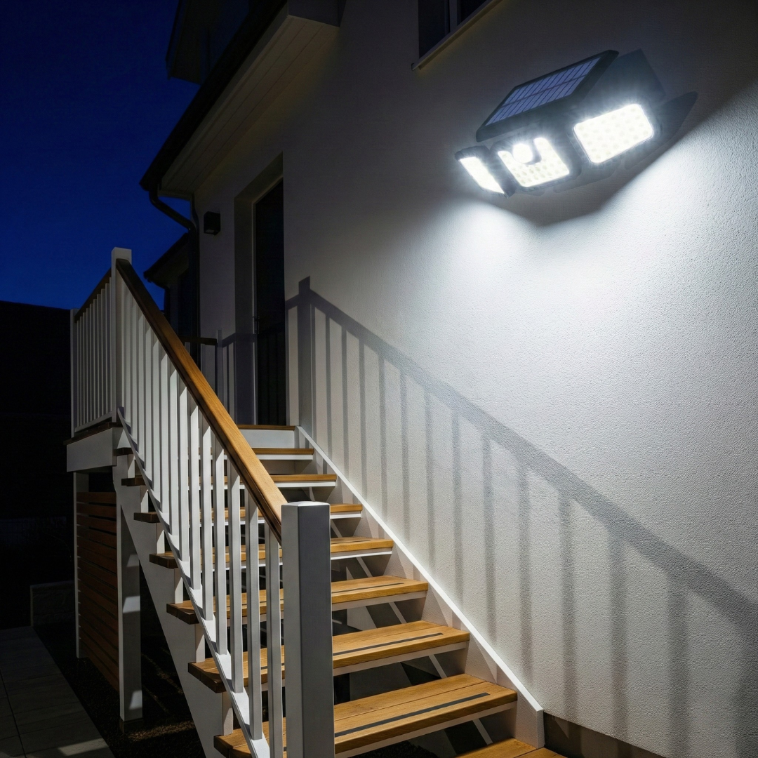 Trostrani solarni reflektor osvjetljava prilaz noću