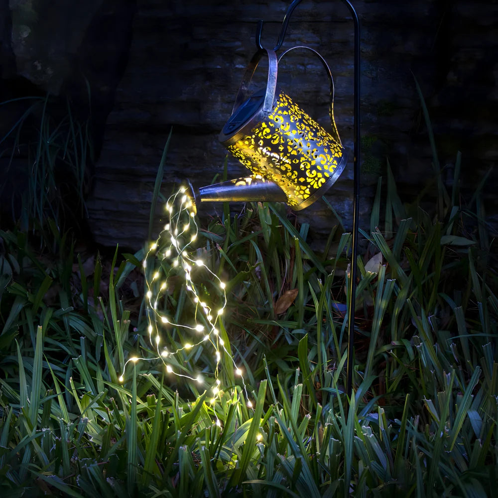 Solarna lampa okačena u vrtu